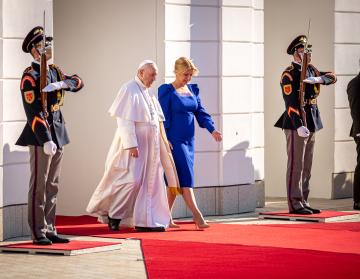 Návštěva papeže Františka – Uvítací ceremonie v prezidentském paláci