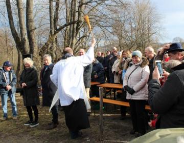 Žehnání nového kříže v Palvínově